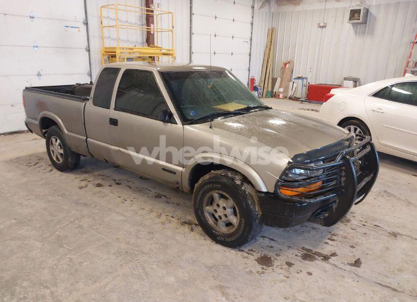 2002 Chevrolet S-10 LS (VIN 1GCDT19WX28127512) main photo