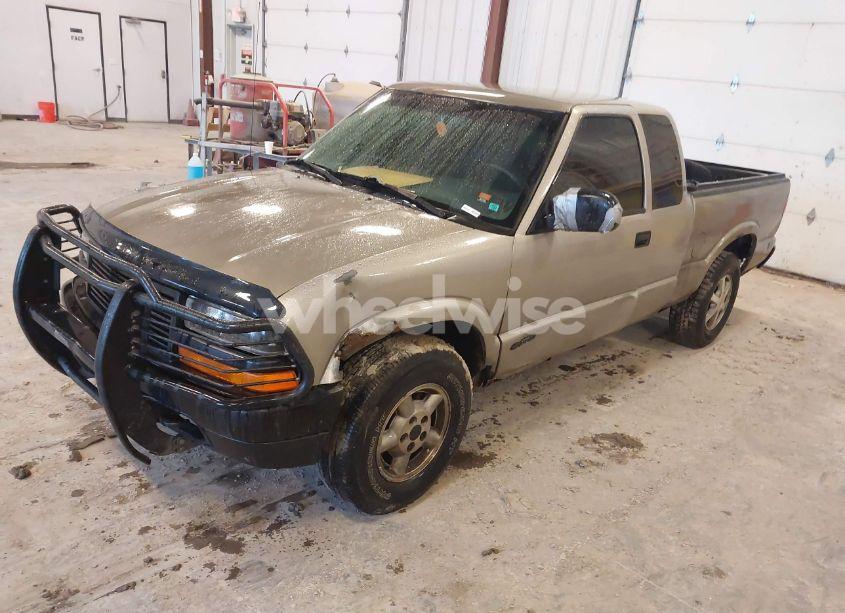 Photo 2 of 2002 Chevrolet S-10 LS (VIN 1GCDT19WX28127512)