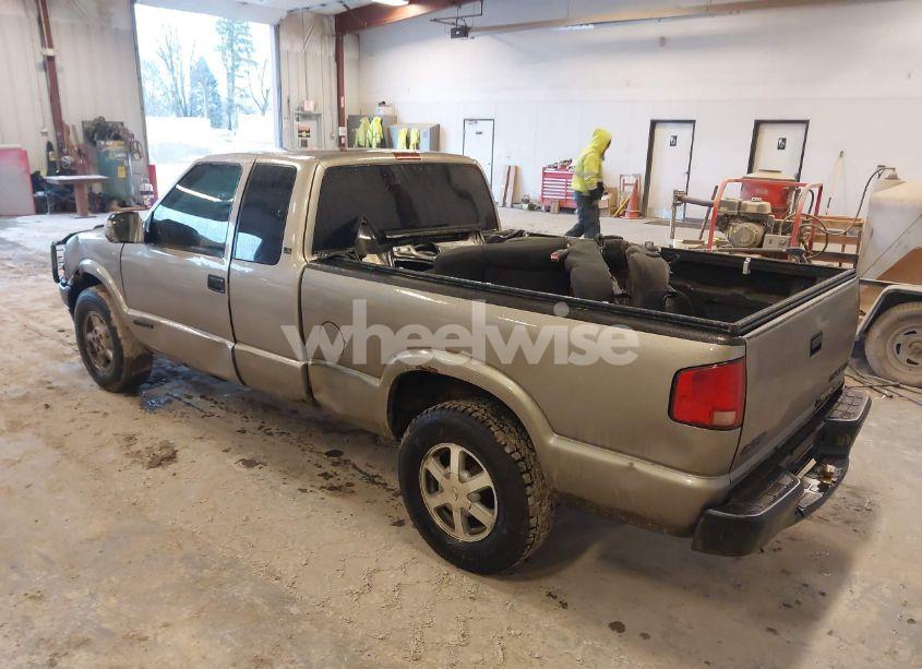 Photo 3 of 2002 Chevrolet S-10 LS (VIN 1GCDT19WX28127512)
