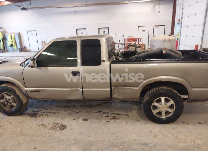 Photo 6 of 2002 Chevrolet S-10 LS (VIN 1GCDT19WX28127512)