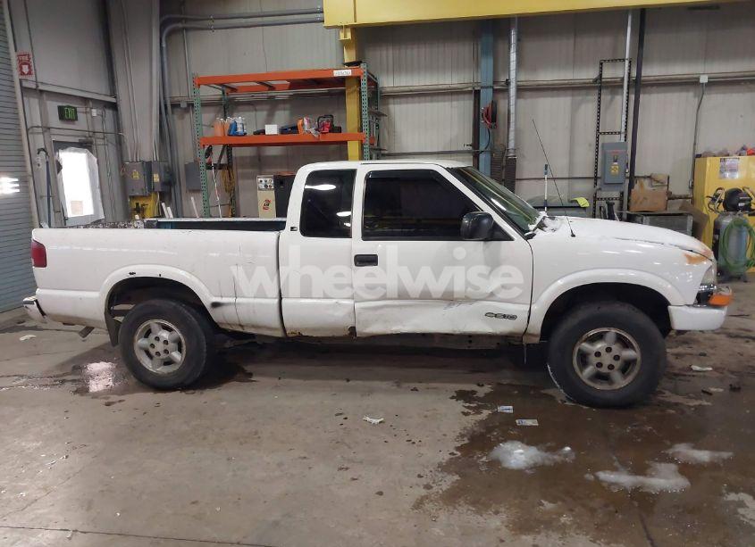 Photo 13 of 2000 Chevrolet S-10 LS (VIN 1GCDT19WXYK179539)