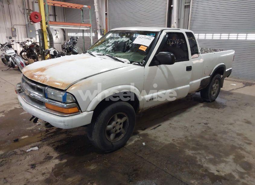Photo 2 of 2000 Chevrolet S-10 LS (VIN 1GCDT19WXYK179539)
