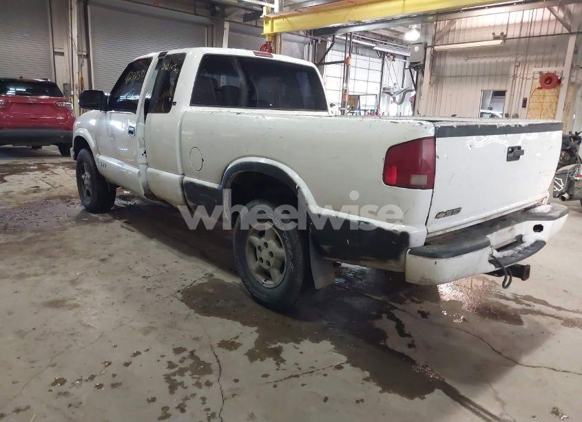 Photo 3 of 2000 Chevrolet S-10 LS (VIN 1GCDT19WXYK179539)