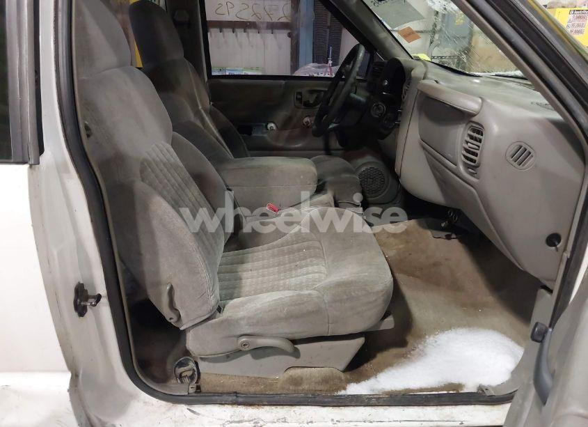 Photo 5 of 2000 Chevrolet S-10 LS (VIN 1GCDT19WXYK179539)