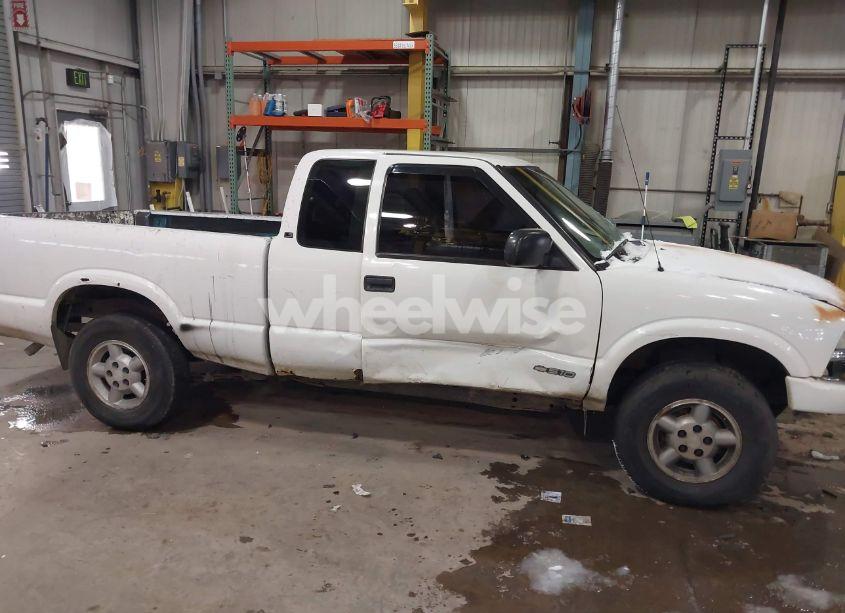 Photo 6 of 2000 Chevrolet S-10 LS (VIN 1GCDT19WXYK179539)