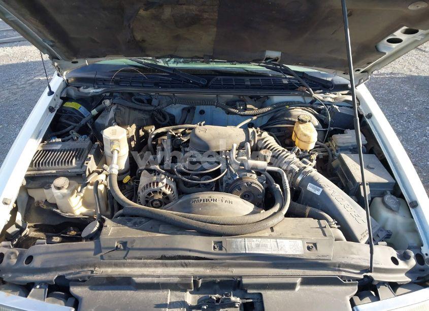 Photo 10 of 2000 Chevrolet S-10 LS (VIN 1GCDT19WXYK212880)