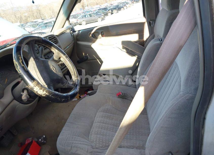 Photo 5 of 2000 Chevrolet S-10 LS (VIN 1GCDT19WXYK212880)