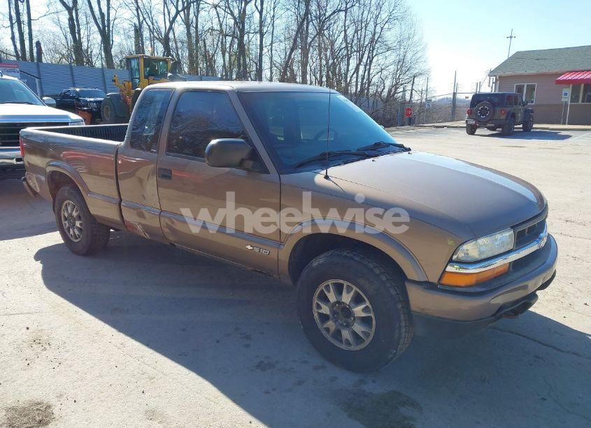 2003 Chevrolet S-10 LS (VIN 1GCDT19X238241126) main photo