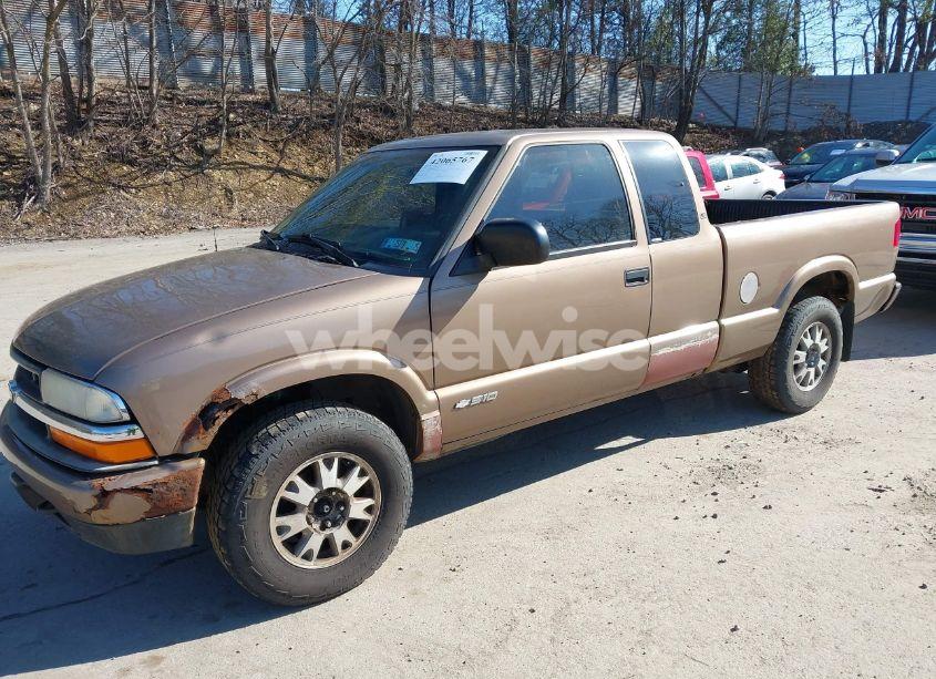 Photo 2 of 2003 Chevrolet S-10 LS (VIN 1GCDT19X238241126)