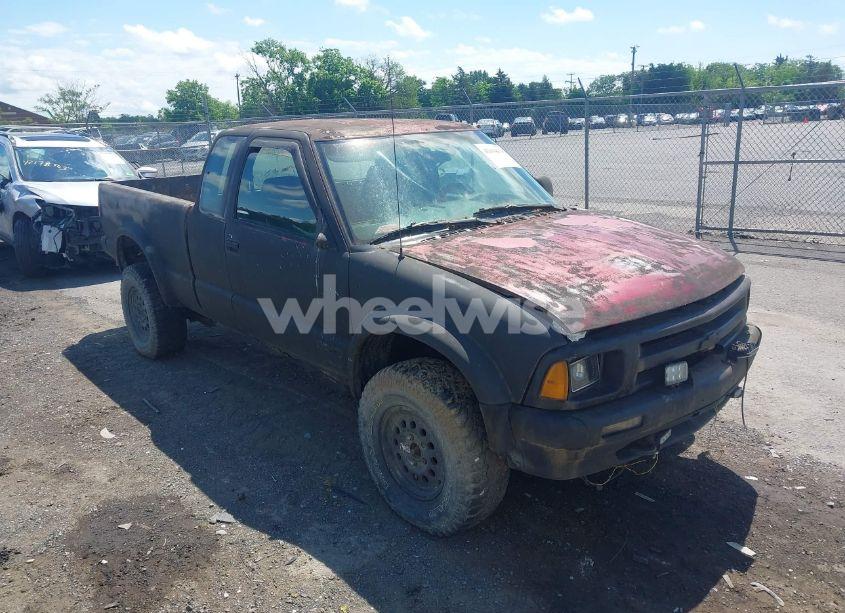 2003 Chevrolet S-10 LS (VIN 1GCDT19X638172926) main photo