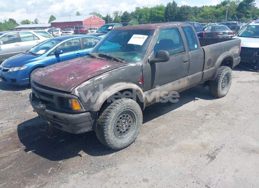 Photo 2 of 2003 Chevrolet S-10 LS (VIN 1GCDT19X638172926)