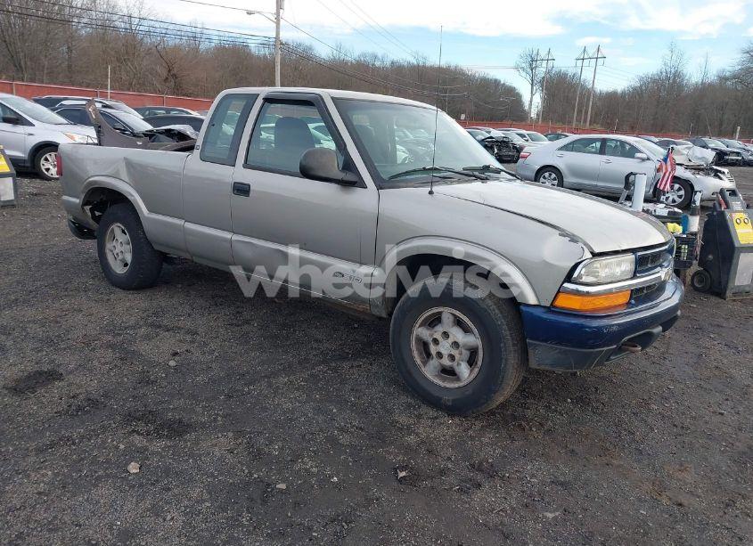 1998 Chevrolet S-10 LS (VIN 1GCDT19X6W8216010) main photo