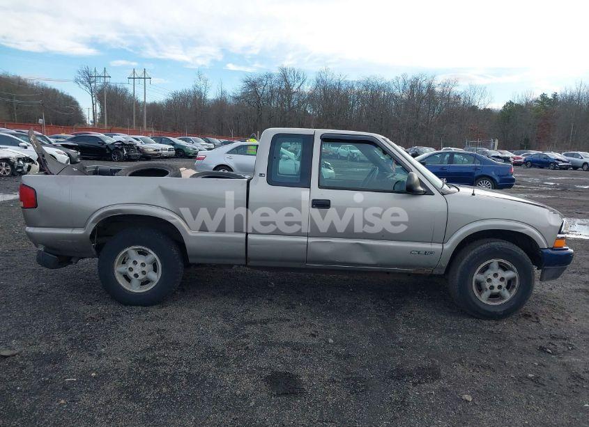 Photo 13 of 1998 Chevrolet S-10 LS (VIN 1GCDT19X6W8216010)