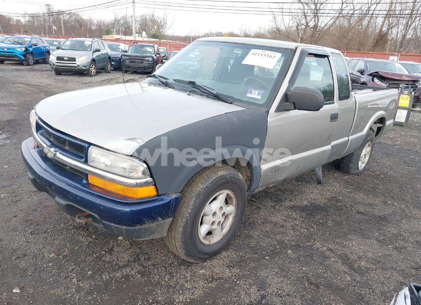 Photo 2 of 1998 Chevrolet S-10 LS (VIN 1GCDT19X6W8216010)