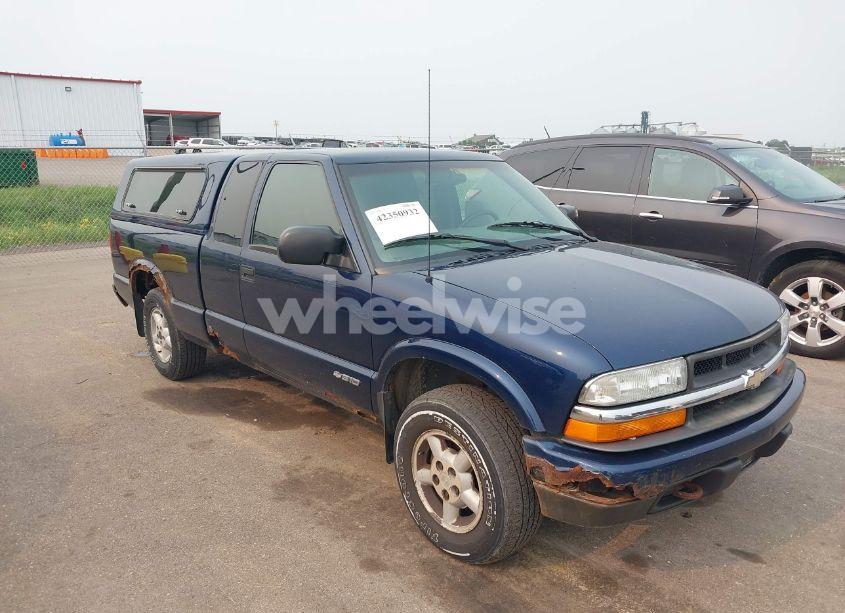 2003 Chevrolet S-10 LS (VIN 1GCDT19X738135867) main photo