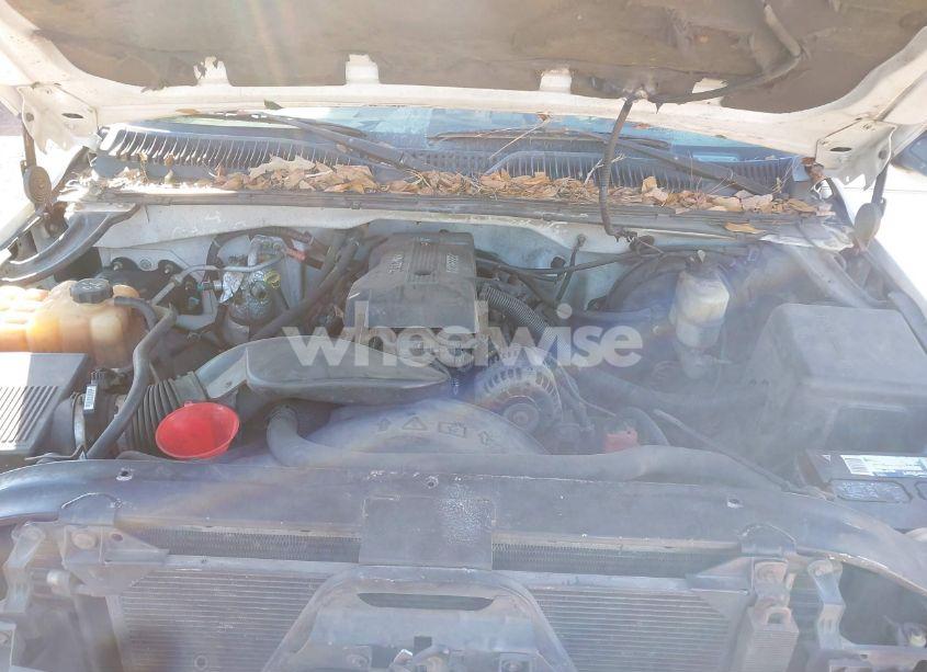 Photo 10 of 2000 Chevrolet Silverado 1500 (VIN 1GCEC14V3YE295652)