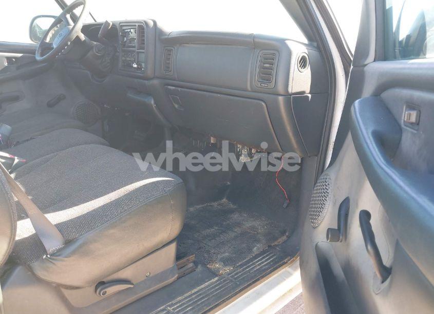 Photo 5 of 2000 Chevrolet Silverado 1500 (VIN 1GCEC14V3YZ352005)