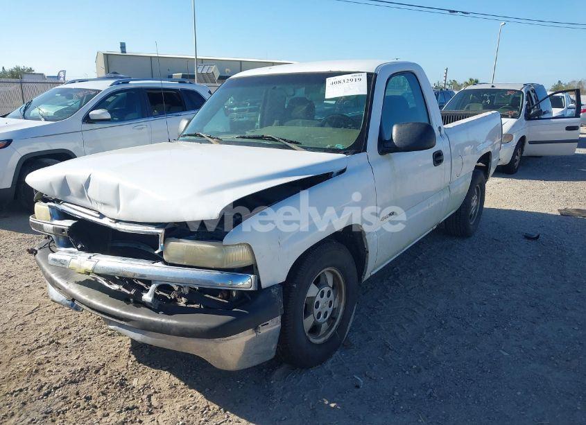 Photo 2 of 2002 Chevrolet Silverado 1500 (VIN 1GCEC14VX2Z235786)
