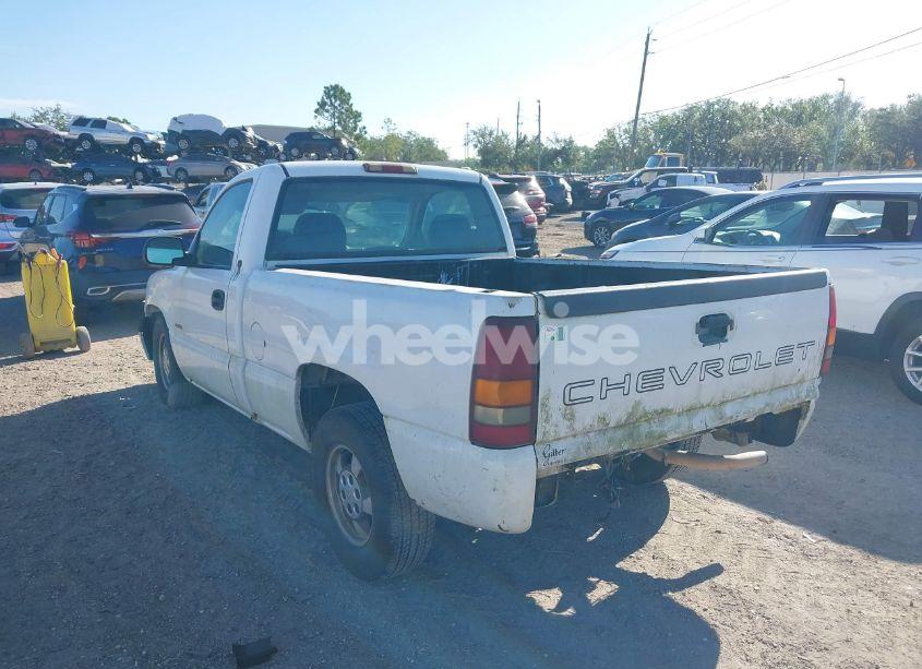 Photo 3 of 2002 Chevrolet Silverado 1500 (VIN 1GCEC14VX2Z235786)