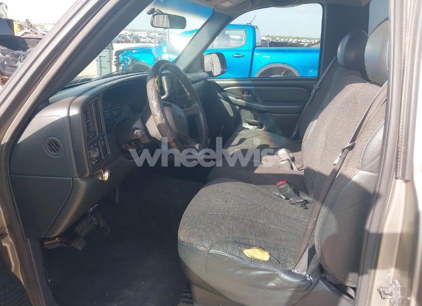 Photo 5 of 2000 Chevrolet Silverado 1500 (VIN 1GCEC14W2YZ179649)