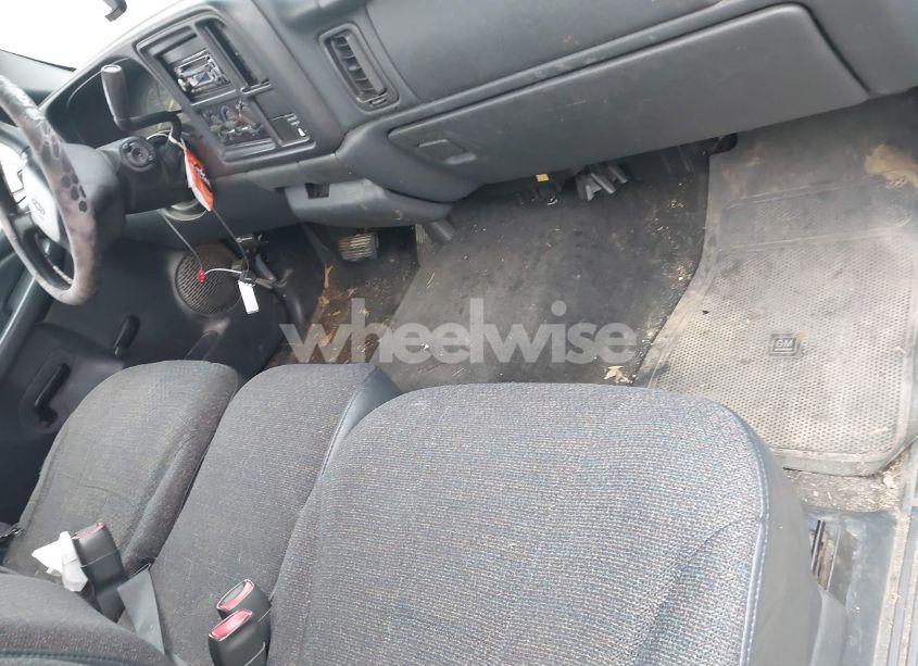 Photo 8 of 2000 Chevrolet Silverado 1500 (VIN 1GCEC14W3YZ220497)