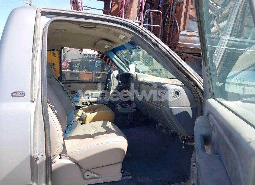 Photo 5 of 2000 Chevrolet Silverado 1500 (VIN 1GCEC14W4YZ141940)