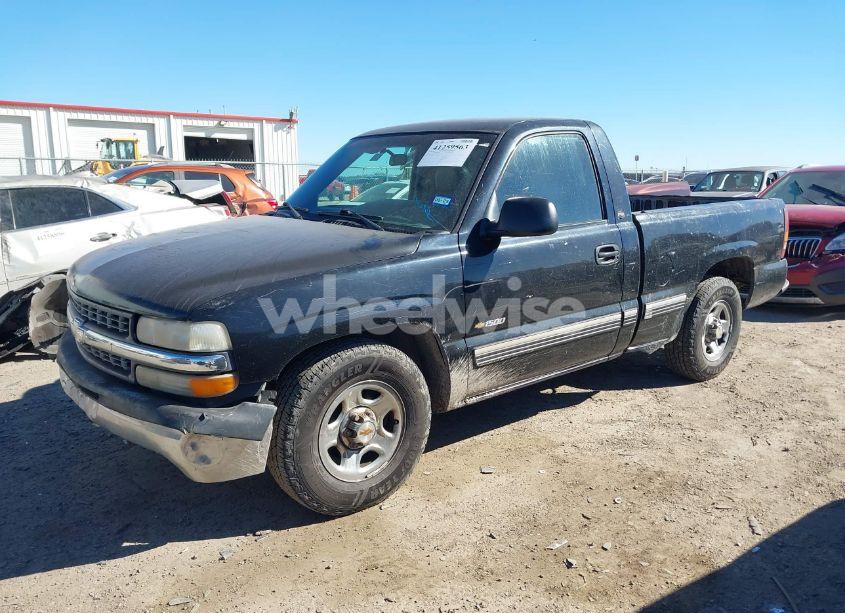 Photo 2 of 2000 Chevrolet Silverado 1500 (VIN 1GCEC14W5YZ259737)