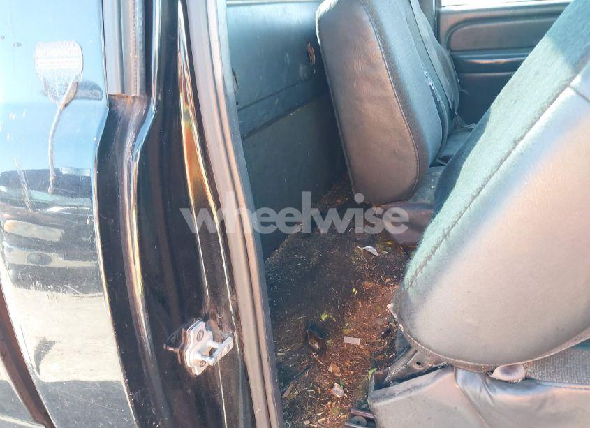 Photo 8 of 2000 Chevrolet Silverado 1500 (VIN 1GCEC14W5YZ259737)