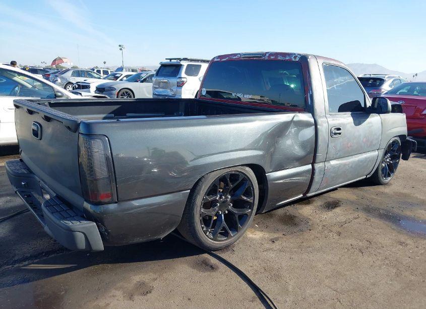 Photo 4 of 2000 Chevrolet Silverado 1500 (VIN 1GCEC14W5YZ354931)