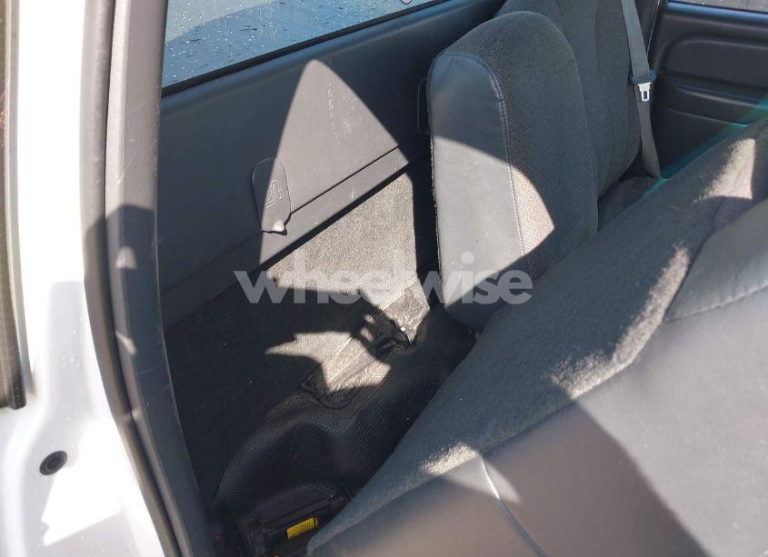 Photo 8 of 2001 Chevrolet Silverado 1500 (VIN 1GCEC14WX1Z185351)