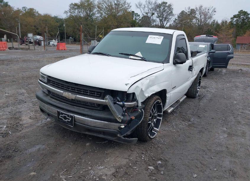 Photo 2 of 2002 Chevrolet Silverado 1500 (VIN 1GCEC14WX2Z192768)