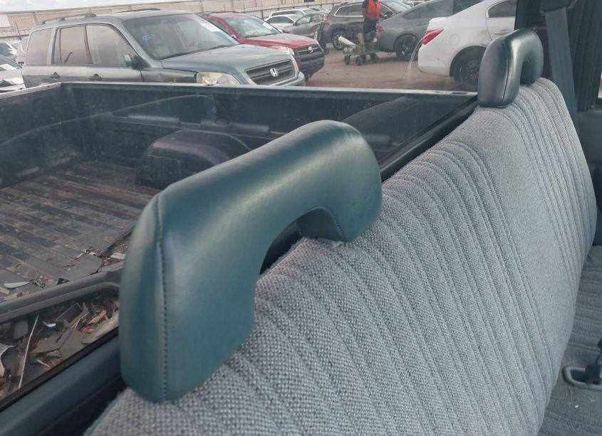 Photo 8 of 1993 Chevrolet Gmt-400 C1500 (VIN 1GCEC14Z8PZ256968)