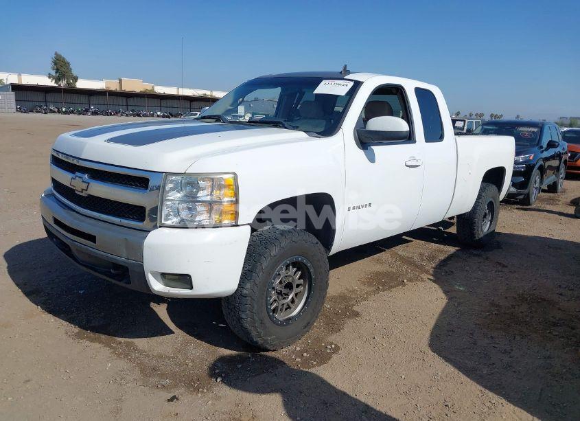Photo 2 of 2008 Chevrolet Silverado 1500 LT1 (VIN 1GCEC19088Z141797)
