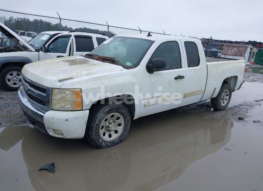 Photo 2 of 2007 Chevrolet Silverado 1500 LT1 (VIN 1GCEC19CX7Z530028)