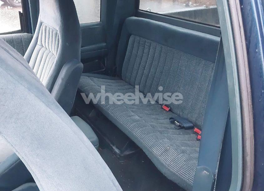 Photo 8 of 1994 Chevrolet Gmt-400 C1500 (VIN 1GCEC19K4RE121217)