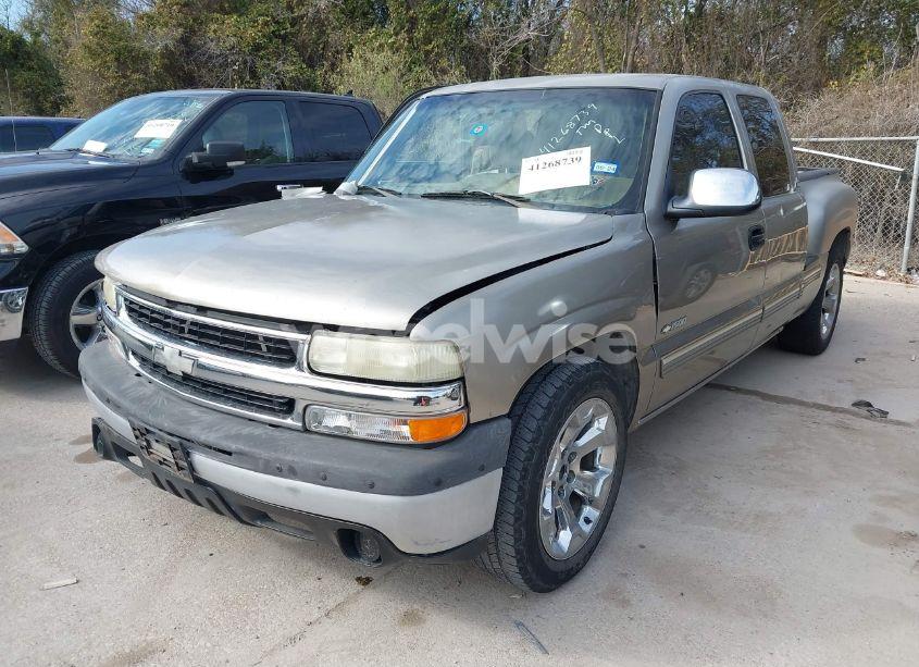 Photo 2 of 2000 Chevrolet Silverado 1500 LS (VIN 1GCEC19T4YZ323653)