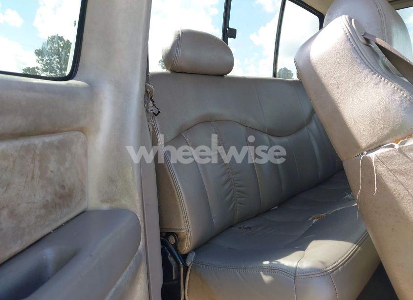 Photo 8 of 2000 Chevrolet Silverado 1500 LS (VIN 1GCEC19V2YZ307288)