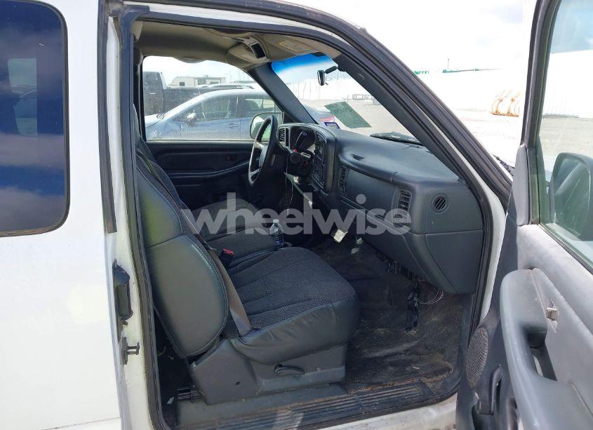 Photo 5 of 2002 Chevrolet Silverado 1500 (VIN 1GCEC19V52Z237437)