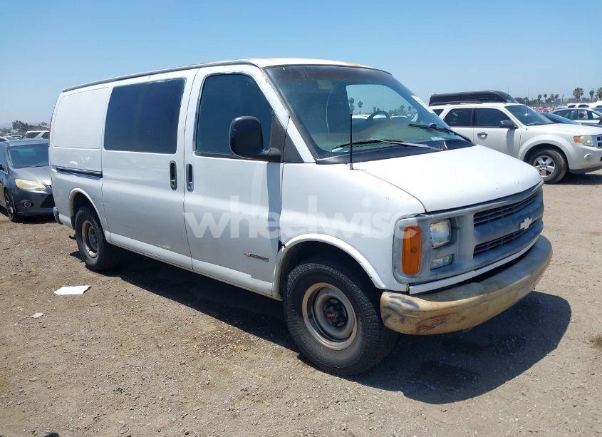 2002 Chevrolet Express (VIN 1GCEG15W821225865) main photo