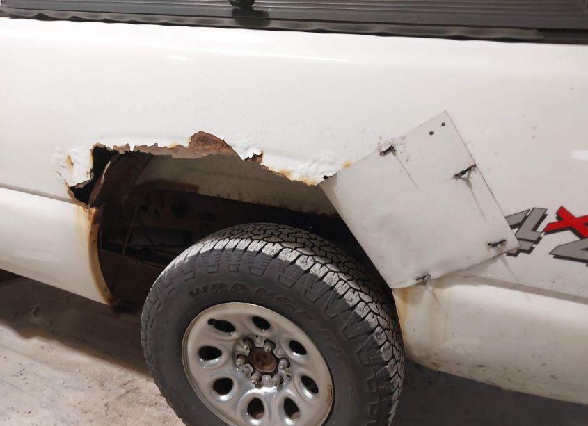 Photo 20 of 2005 Chevrolet Silverado 1500 (VIN 1GCEK19B05E105707)