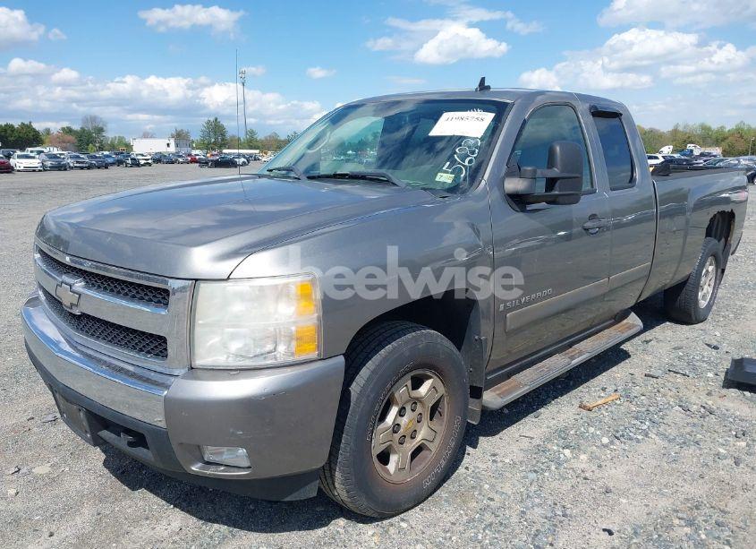 Photo 2 of 2007 Chevrolet Silverado 1500 LT1 (VIN 1GCEK19J77E568311)