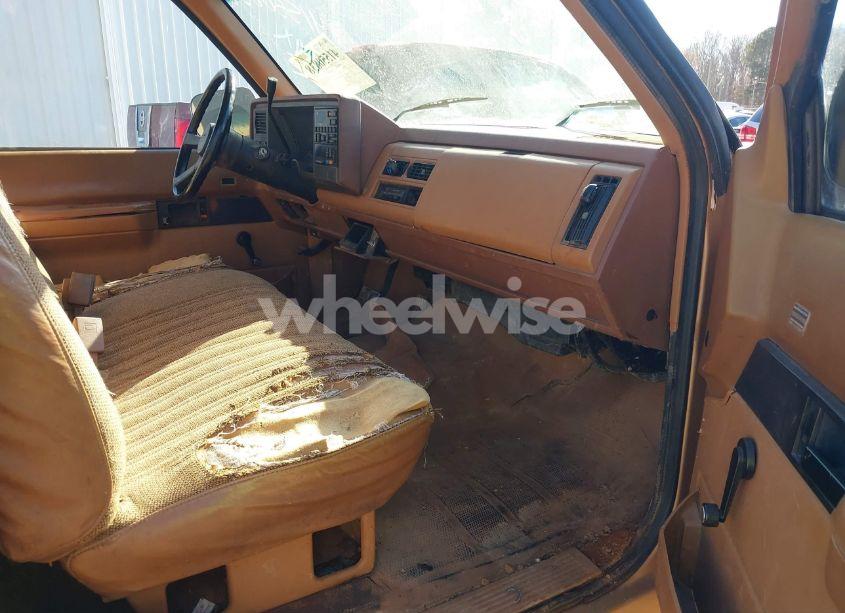 Photo 5 of 1989 Chevrolet Gmt-400 C2500 (VIN 1GCFC24K6KE103258)