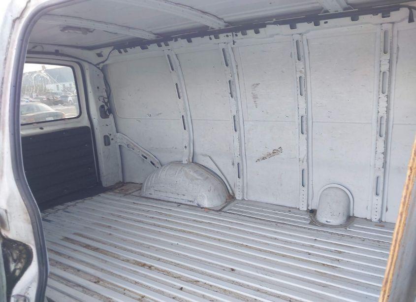 Photo 8 of 2000 Chevrolet Express (VIN 1GCFG15R1Y1145170)