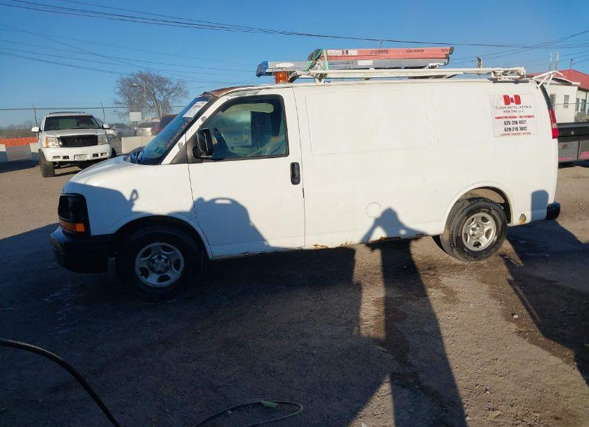 Photo 2 of 2005 Chevrolet Express (VIN 1GCFG15T151240027)