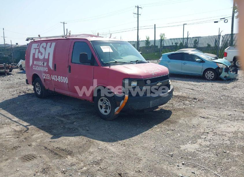 2005 Chevrolet Express (VIN 1GCFG15X451110200) main photo