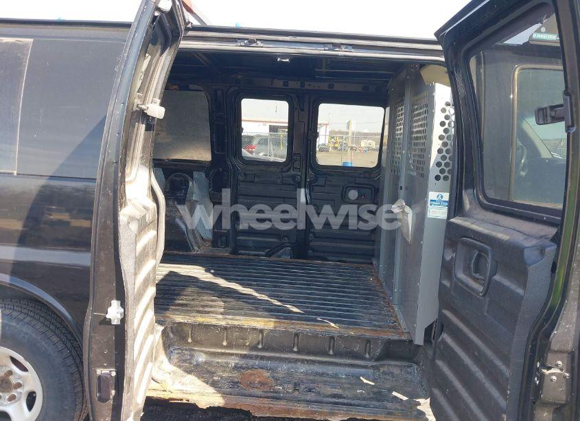 Photo 8 of 2005 Chevrolet Express (VIN 1GCFH15T251191417)