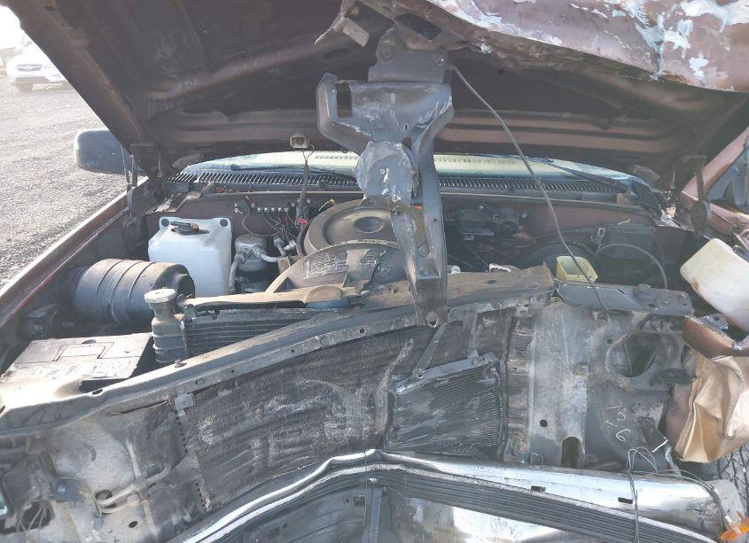 Photo 10 of 1988 Chevrolet Gmt-400 K2500 (VIN 1GCFK24K3JE130404)