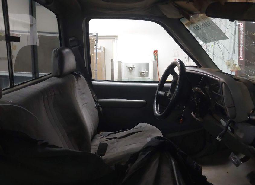 Photo 5 of 1999 Chevrolet C2500 (VIN 1GCGC24R0XR705073)