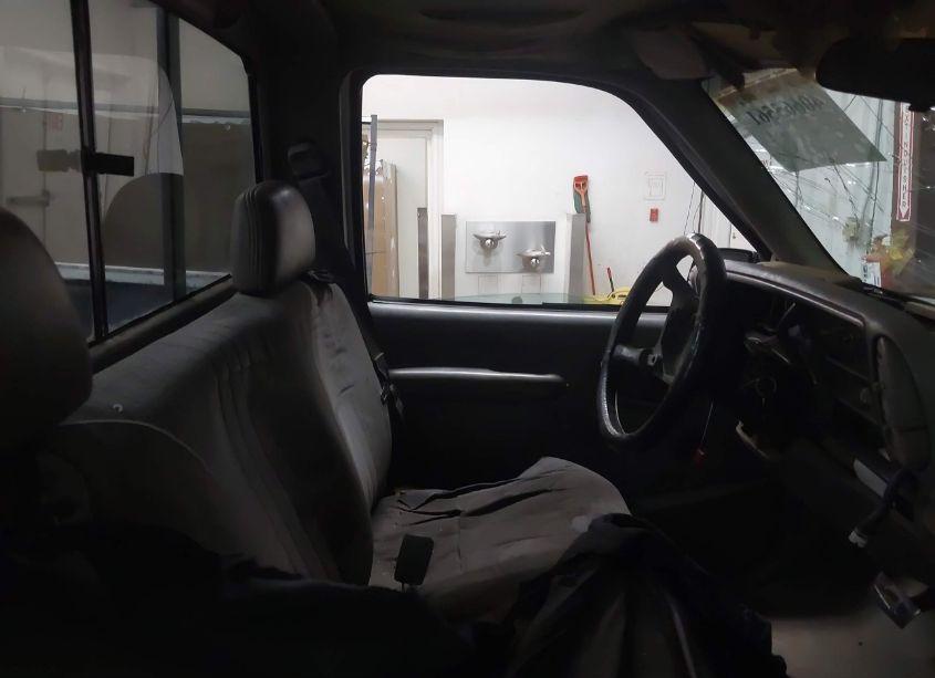 Photo 8 of 1999 Chevrolet C2500 (VIN 1GCGC24R0XR705073)