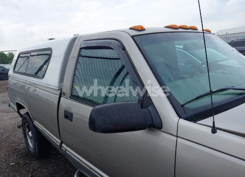 Photo 13 of 1999 Chevrolet C2500 (VIN 1GCGC24R2XF004021)